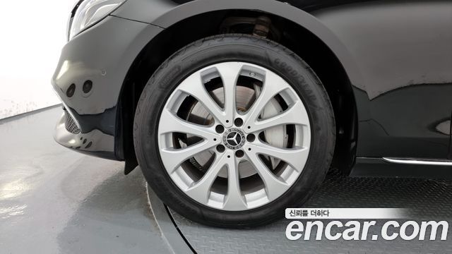 Mercedes-Benz E-Class E300 4MATIC Exclusive