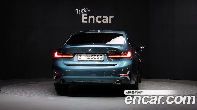 BMW 3-Series 320i Luxury