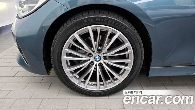 BMW 3-Series 320i Luxury