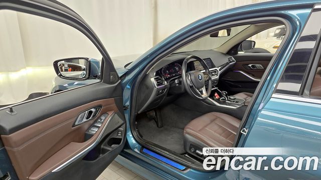 BMW 3-Series 320i Luxury