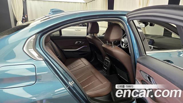 BMW 3-Series 320i Luxury