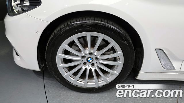 BMW 5-Series 520i Luxury