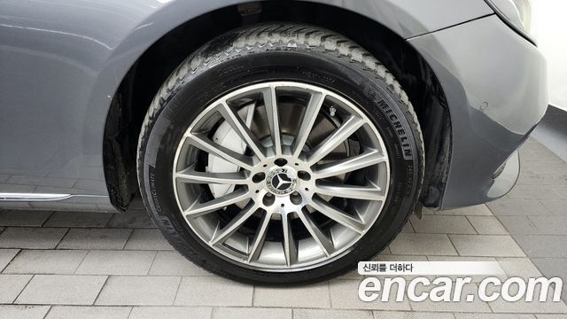 Mercedes-Benz E-Class E300 4MATIC Exclusive