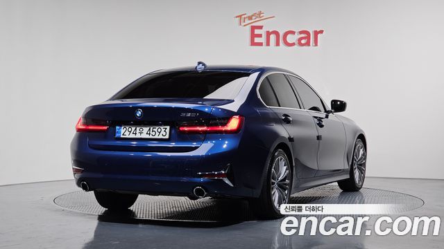 BMW 3-Series 320i Luxury