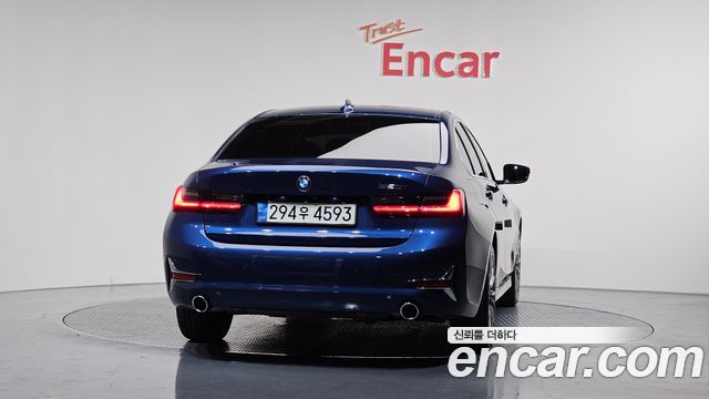 BMW 3-Series 320i Luxury