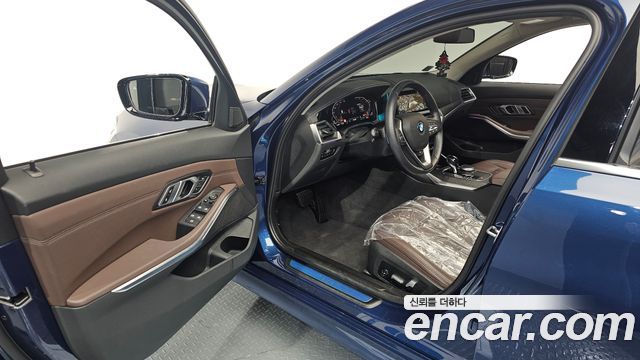 BMW 3-Series 320i Luxury