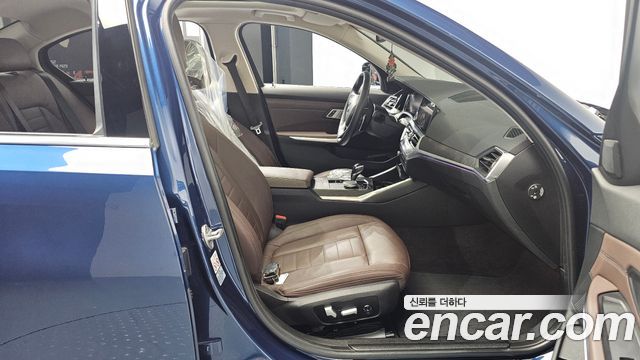 BMW 3-Series 320i Luxury