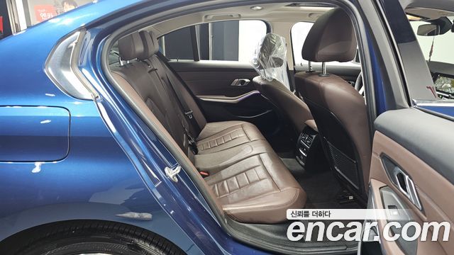 BMW 3-Series 320i Luxury