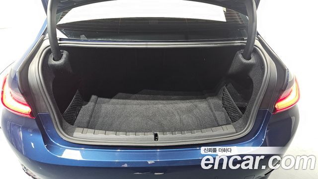 BMW 3-Series 320i Luxury