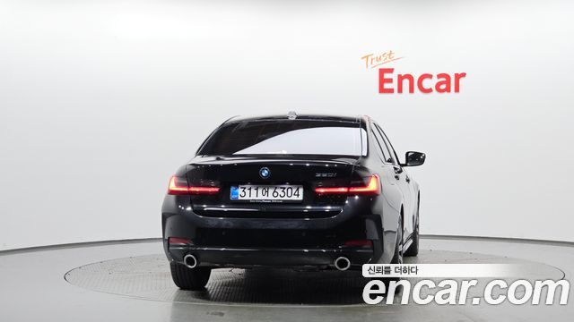 BMW 3-Series 320i