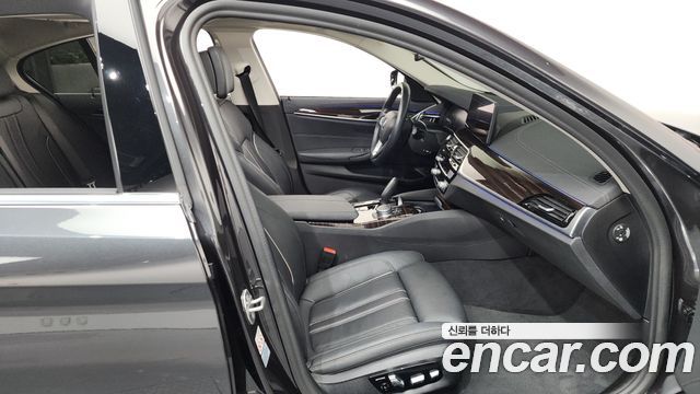 BMW 5-Series 520i Luxury