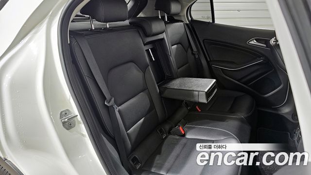 Mercedes-Benz GLA-Class GLA220