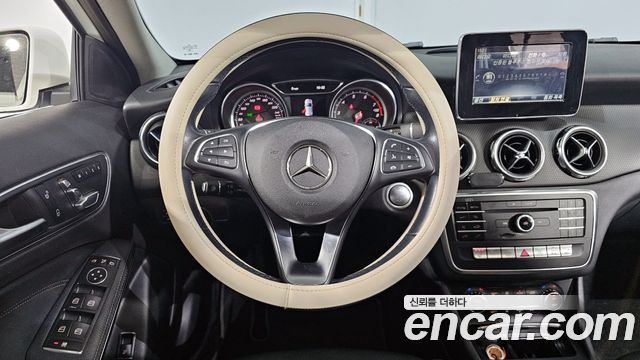 Mercedes-Benz GLA-Class GLA220