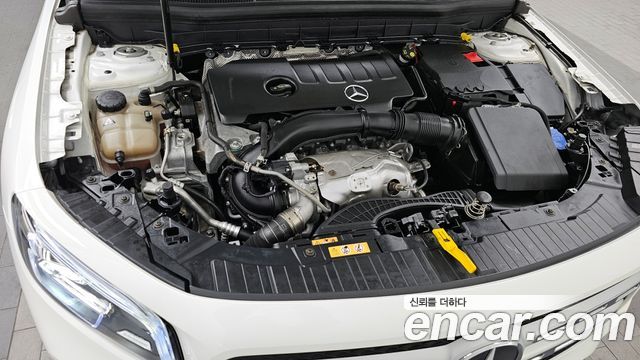 Mercedes-Benz GLB-Class GLB220