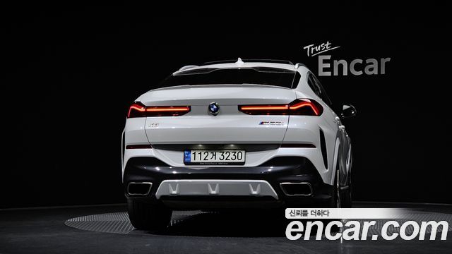 BMW X6 M50i