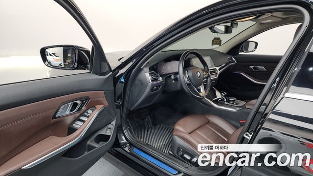 BMW 3-Series 320i Luxury