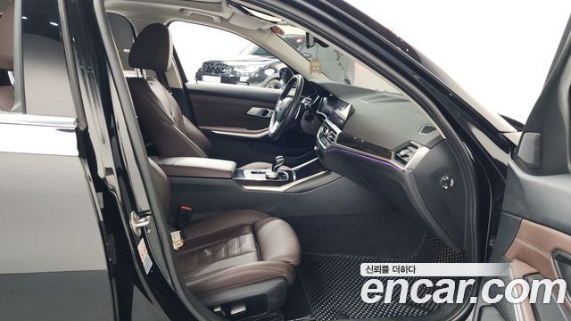 BMW 3-Series 320i Luxury