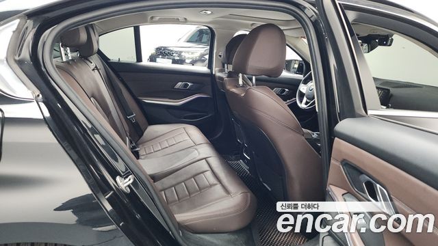 BMW 3-Series 320i Luxury