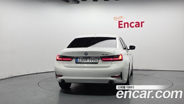 BMW 3-Series 320i Luxury