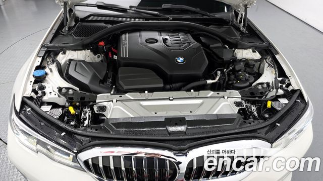 BMW 3-Series 320i Luxury