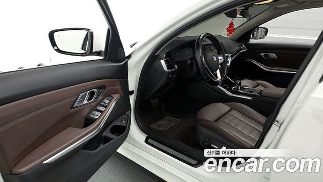 BMW 3-Series 320i Luxury