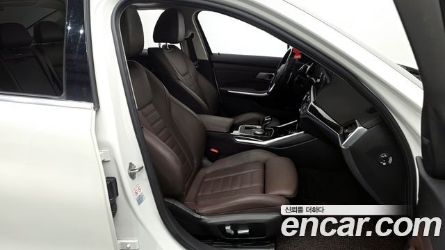 BMW 3-Series 320i Luxury