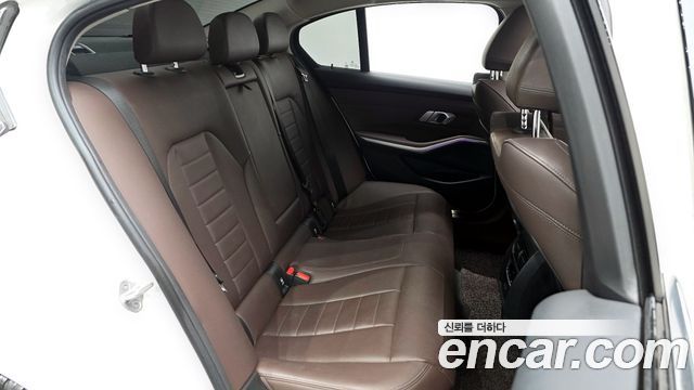 BMW 3-Series 320i Luxury
