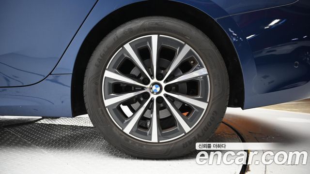 BMW 3-Series 320i
