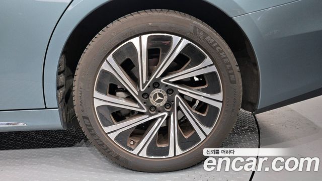 Mercedes-Benz E-Class E300 4MATIC Exclusive