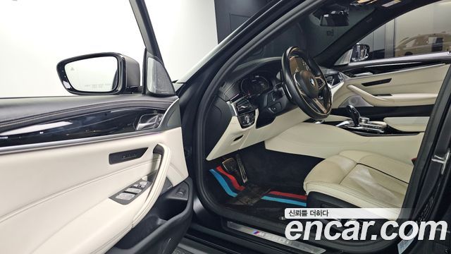 BMW 5-Series M550i xDrive