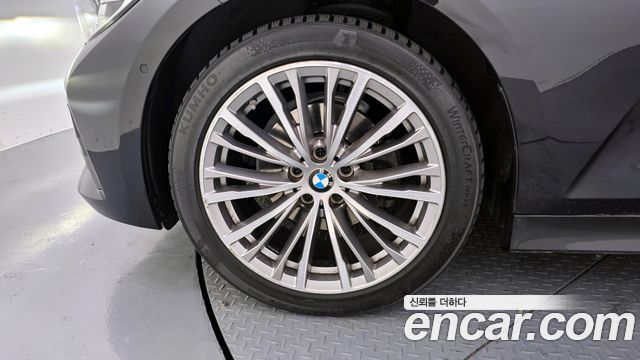 BMW 3-Series 320i