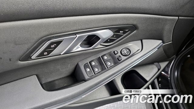 BMW 3-Series 320i