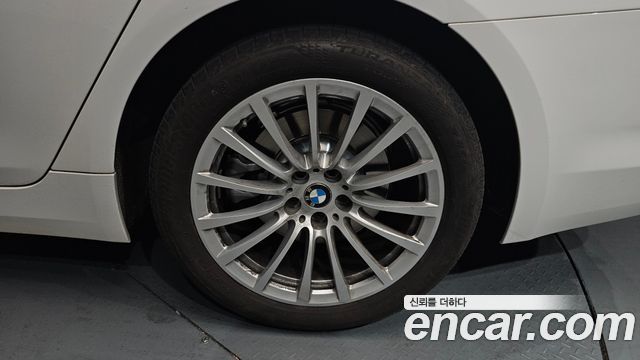 BMW 5-Series 520i Luxury