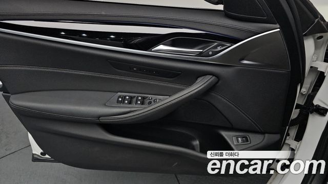 BMW 5-Series 520i Luxury