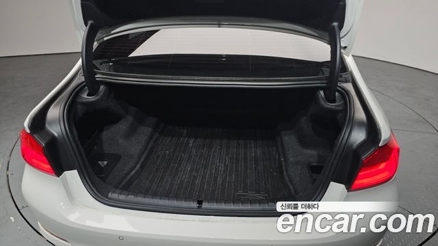 BMW 5-Series 520i Luxury