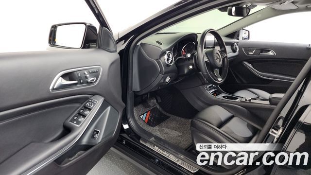 Mercedes-Benz GLA-Class GLA220