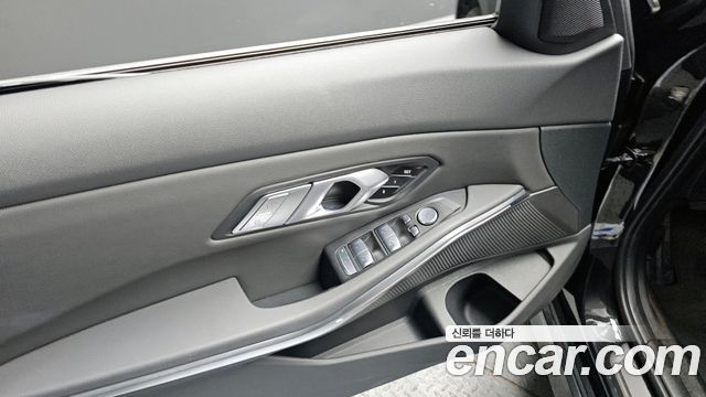 BMW 3-Series 320i