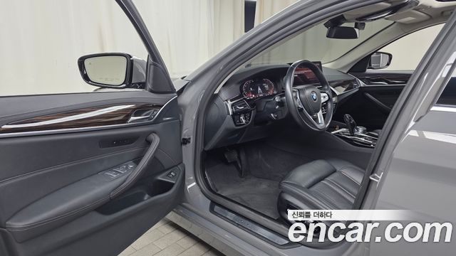 BMW 5-Series 520i Luxury