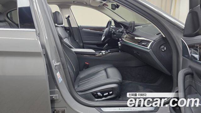 BMW 5-Series 520i Luxury