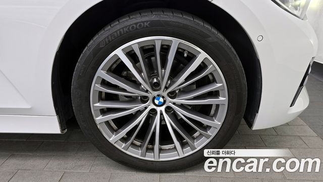 BMW 3-Series 320i Luxury