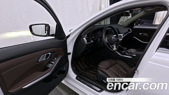BMW 3-Series 320i Luxury