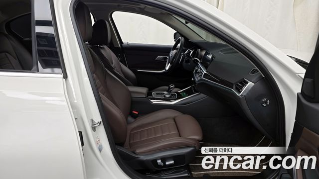 BMW 3-Series 320i Luxury