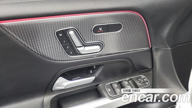 Mercedes-Benz GLB-Class GLB220