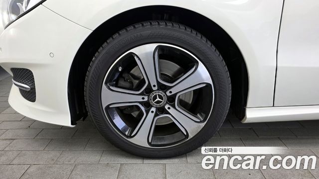 Mercedes-Benz B-Class B220