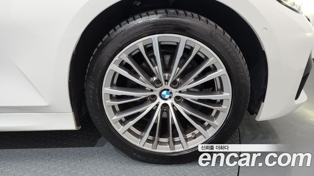 BMW 3-Series 320i Luxury