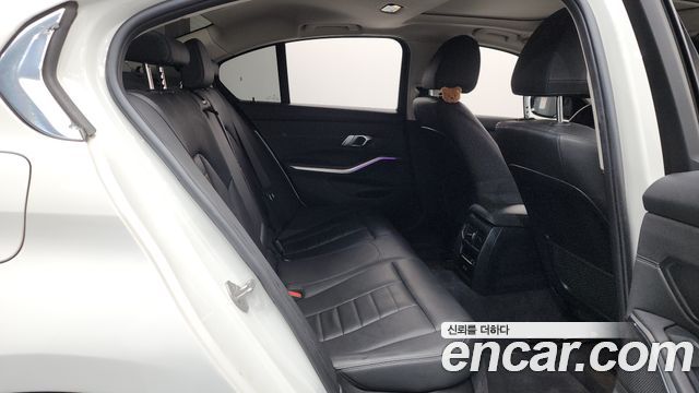 BMW 3-Series 320i Luxury