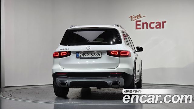 Mercedes-Benz GLB-Class GLB220