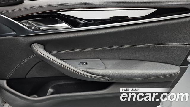 BMW 5-Series 520i Luxury
