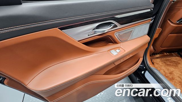 BMW 7-Series M760Li xDrive