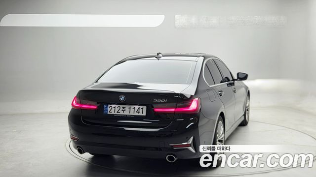 BMW 3-Series 320i Luxury